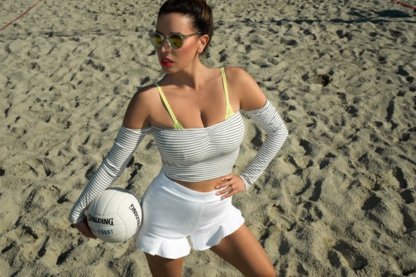 Nives Celzijus kao Baywatch djevojka krasi naslovnicu ljetnog izdanja časopisa Lijepa&aktivna