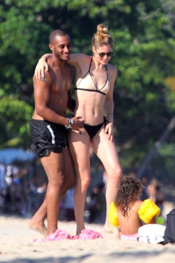 Oskudni komadi isklesane ljepotice za odmor s obitelji