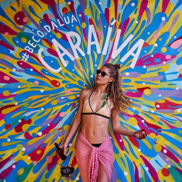 Oskudni komadi isklesane ljepotice za odmor s obitelji