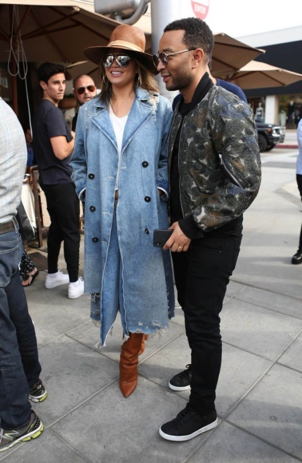 Superstajliš Chrissy Teigen i u trudnoći nosi vruće hlačice