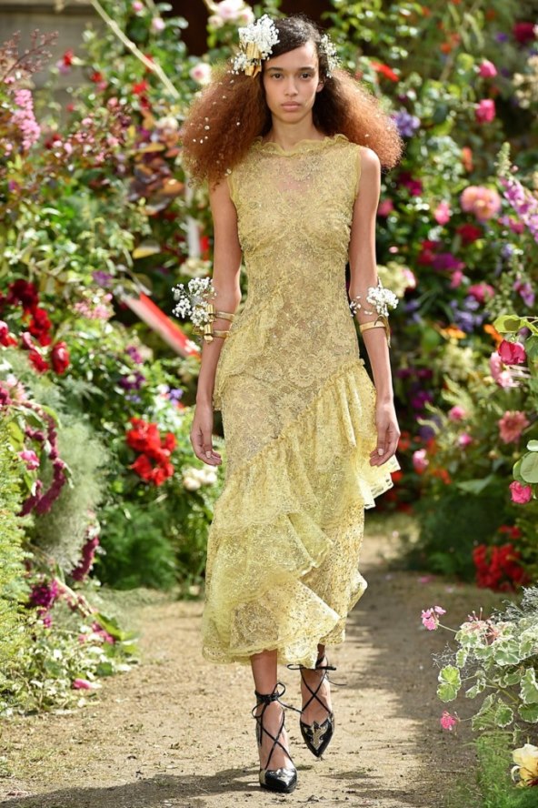 Krune od cvijeća za bajkoviti ulazak na couture scenu