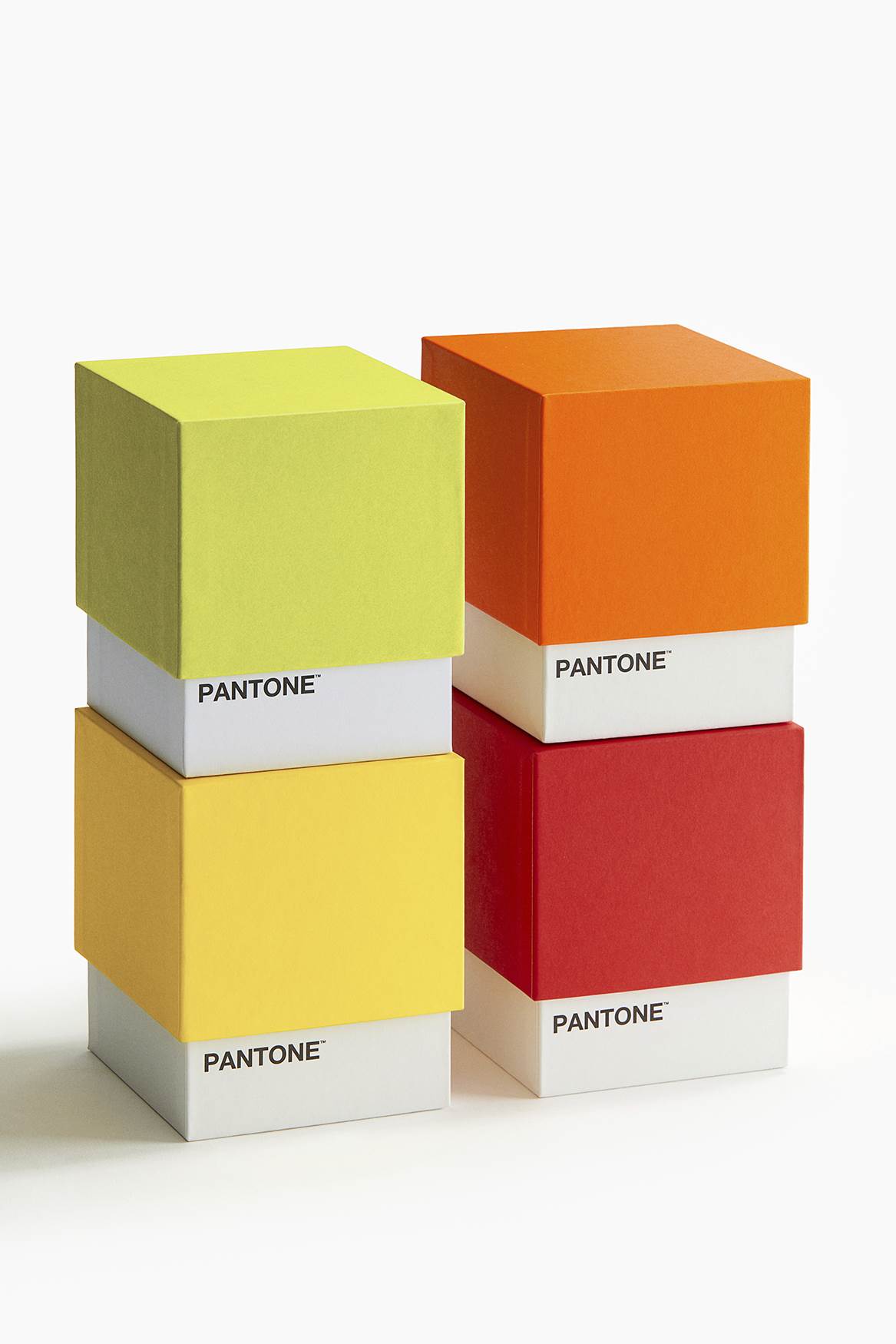 Odlična nova HM Home x Pantone kolekcija tanjura, zdjela i čaša