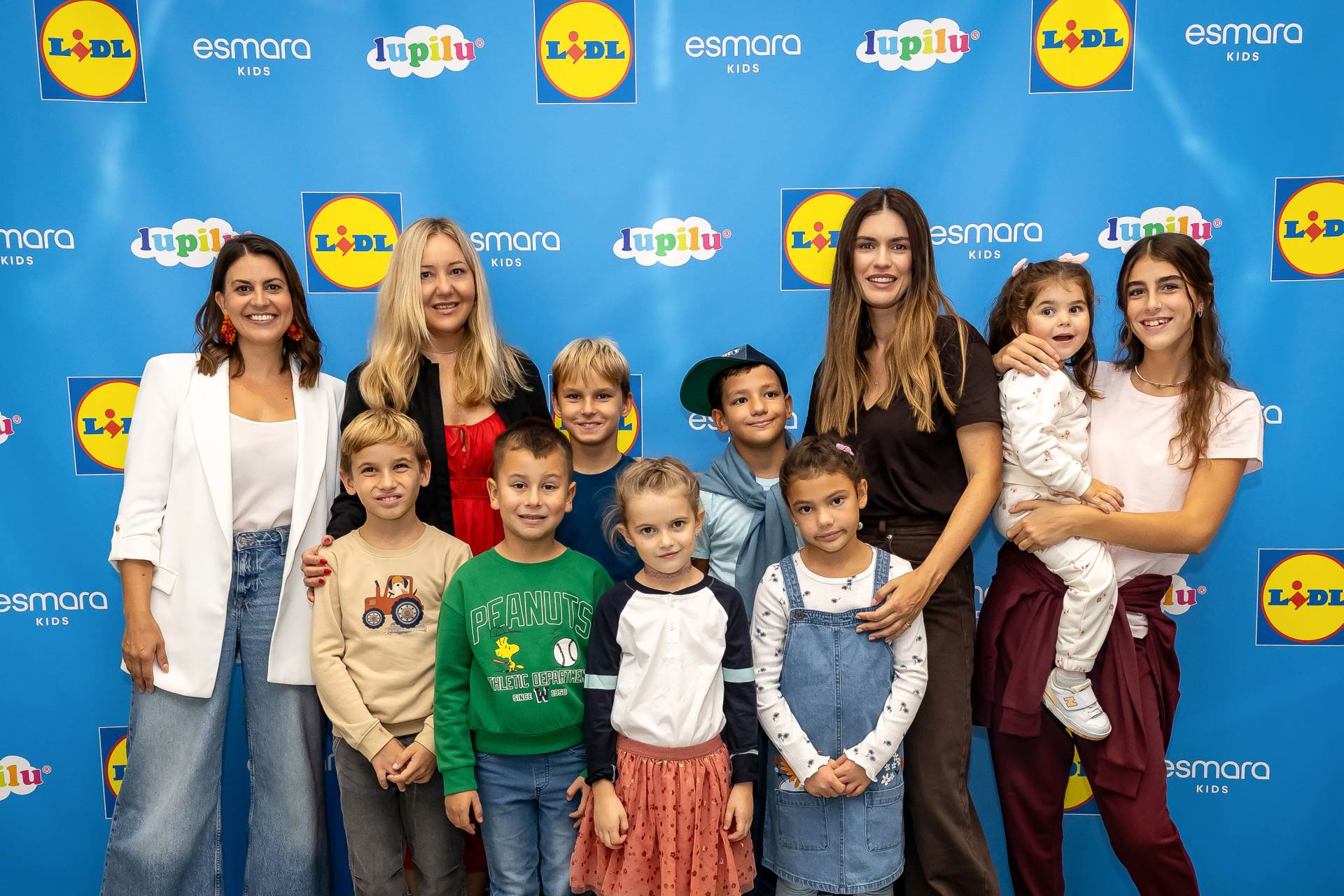 Zlata Muck Susec, Marina Dijakovic i Anita Dujic Broadfoot s klincima s revije (1).jpg