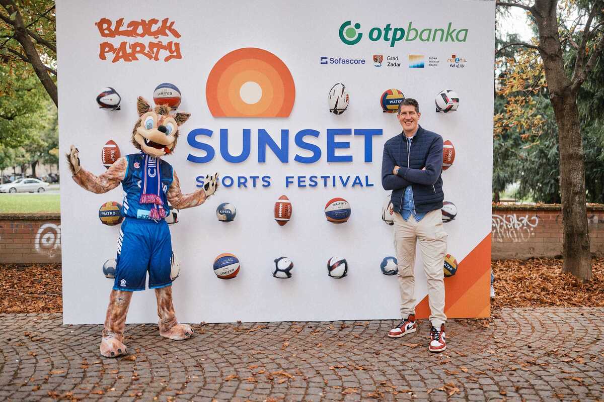 Damjan Rudež i maskota Vučko.jpg