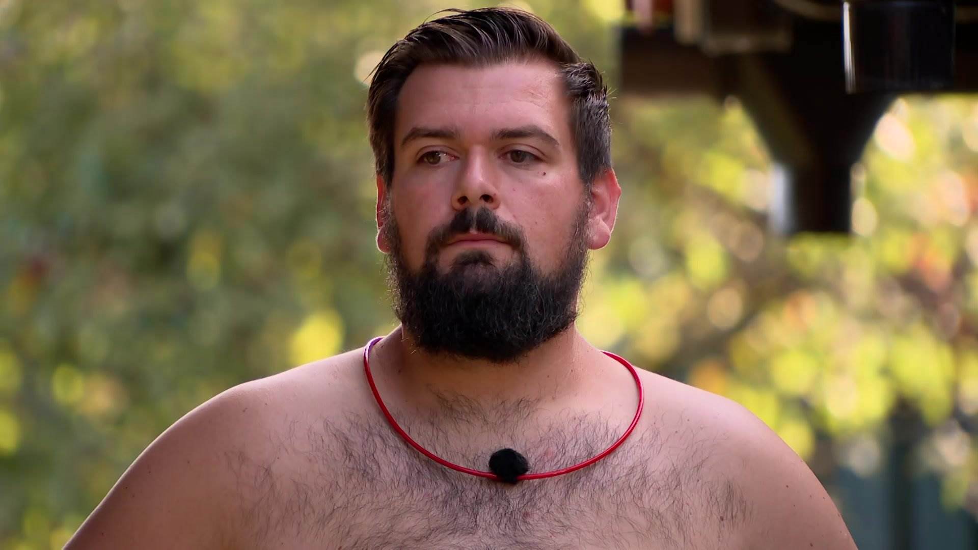 dominik, život na vagi