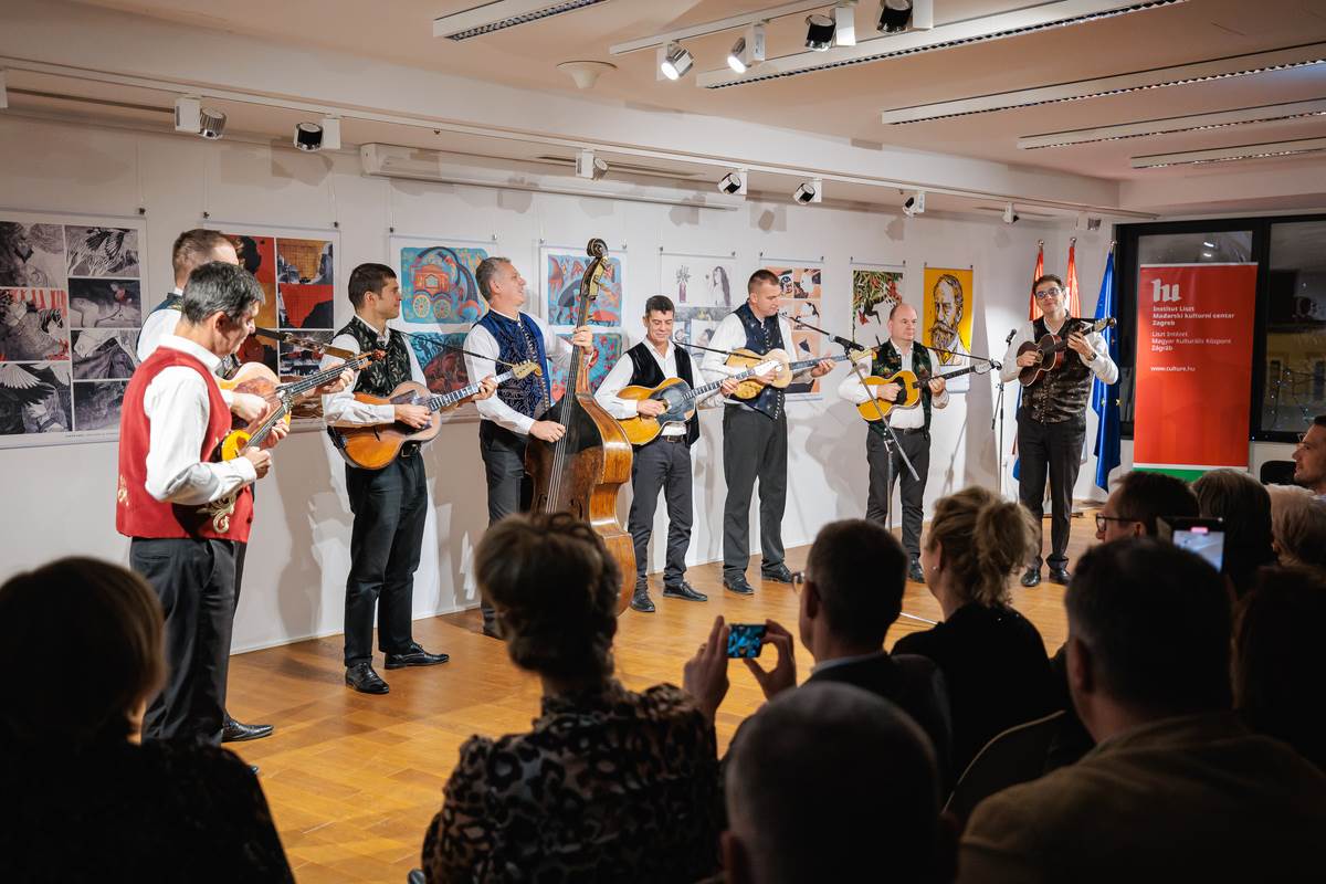 8 Tamburaški ansambl Hajo.jpeg