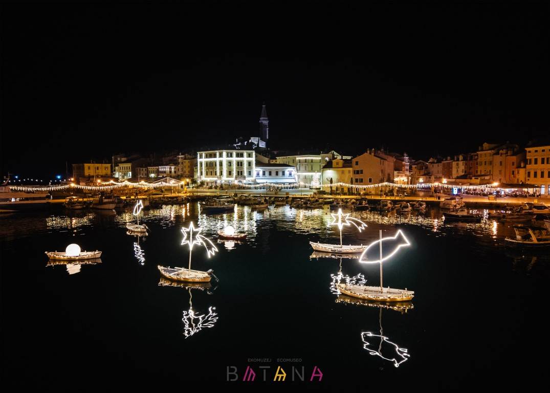 03 Ukrasene rovinjske batane_foto Ekomuzej-Ecomuseo Batana (1) (Medium).jpg