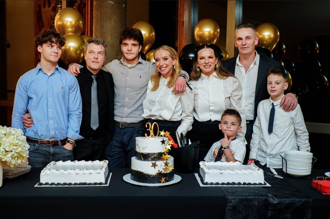 Ivana i Marija Husar sa obitelji.jpg