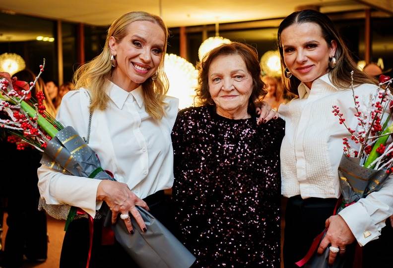 Ivana i Marija Husar sa majkom Anom.jpg
