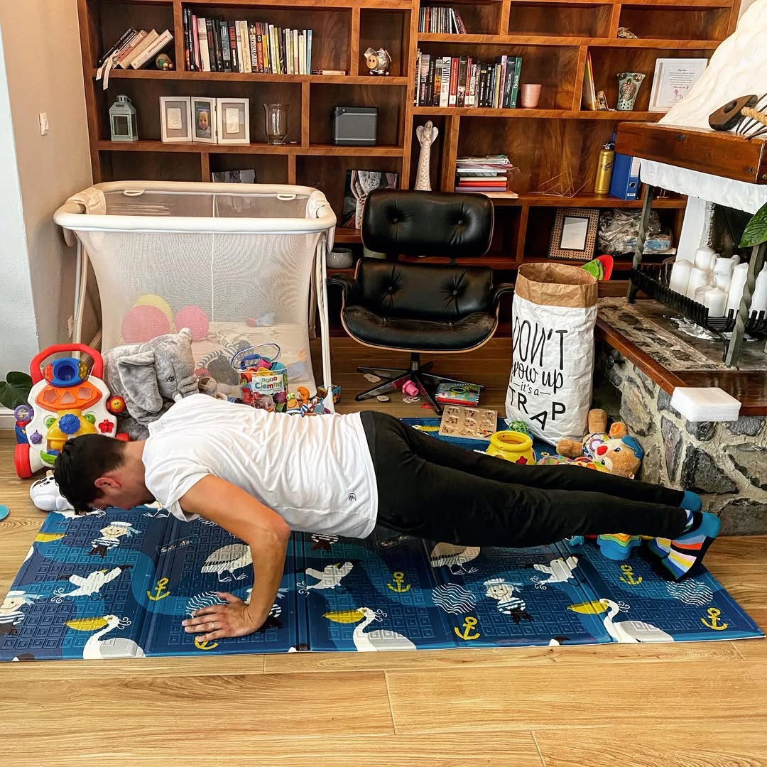 Kada nemaš podlogu za vježbanje, posudiš od sina!! 🤣😂💪🏻 #ostanidoma i vježbaj jer do ljeta s.jpg