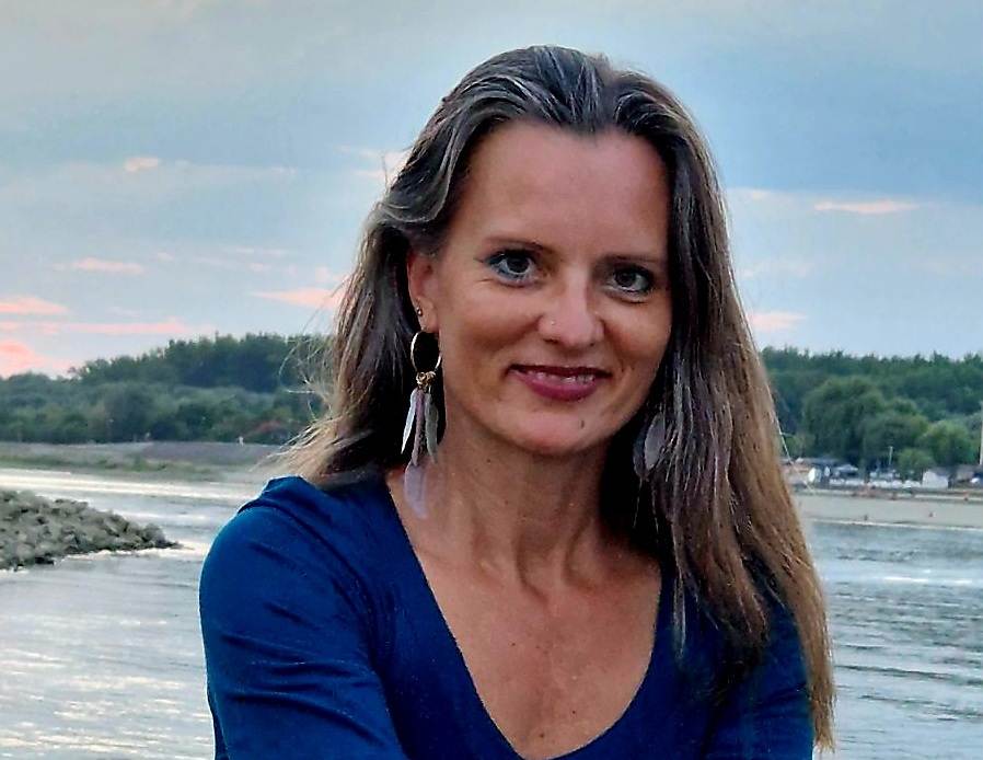 Gorana Radetić je terapeutkinja (EABP i gestalt) čiji je profesionalni put duboko utkan u njezino osobno iskustvo i najvažniju životnu ulogu - ulogu majke. Upravo ju je majčinstvo, prije više od dva desetljeća, potaknulo na studij tjelesno orijentirane psihoterapije i istraživanje utjelovljene traume. Vođena željom da bude bolji, svjesniji oslonac svojoj djeci, Gorana je godine provela istražujući kako se trauma pohranjuje u tijelu i kako njezino iscjeljenje otvara prostor za autentičan život.
Danas, kroz rad u svom centru u Osijeku i ciklus radionica Škola osobnog razvoja, Gorana pomaže pojedincima i roditeljima da zacijele terete prošlosti i skinu maske "savršenstva". Njezina odluka da javno progovara o temama dječje seksualnosti i razvoja Erosa dolazi iz dubokog uvjerenja da svojoj, ali i svoj drugoj djeci, moramo ostaviti zdravije i slobodnije društvo u nasljeđe. Vjeruje da je roditeljstvo kroz vlastiti primjer najsnažniji alat za promjenu svijeta, a stvarni kontakt između dva bića jedini put do istinskog iscjeljenja.