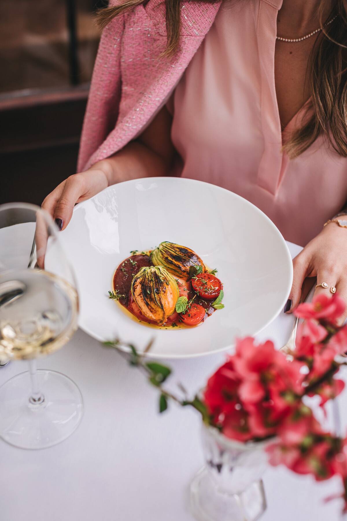 Confitirana rajčica, cvijet tikvice punjen kremom od sušenih rajčica, mole od rajčice, sušene mini rajčice u maslinovom ulju, svježe začinsko bilje, photo by Lili Bašić (4).jpg