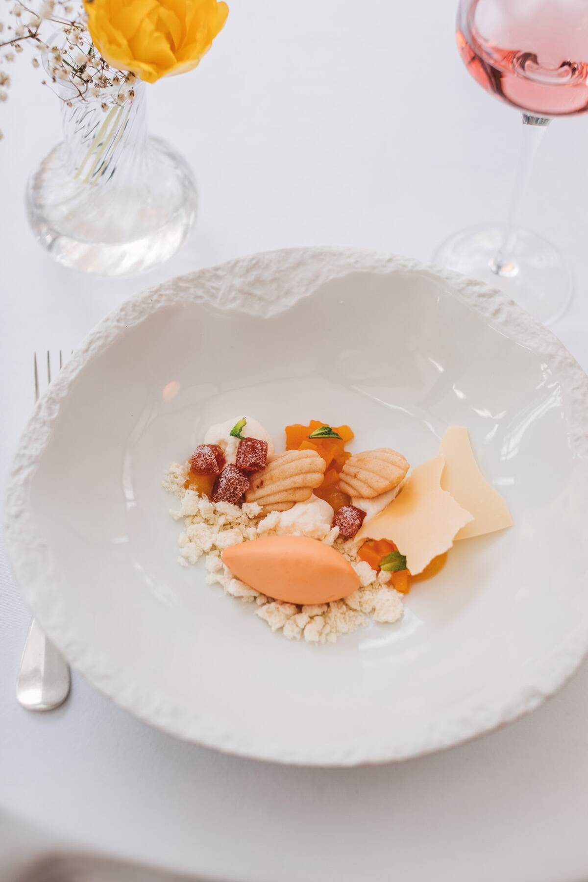 Pâte de fruit od breskve i bosiljka, sladoled od breskve, jogurt namelaka, čips od jogurta, photo by Lili Bašić (10).jpg