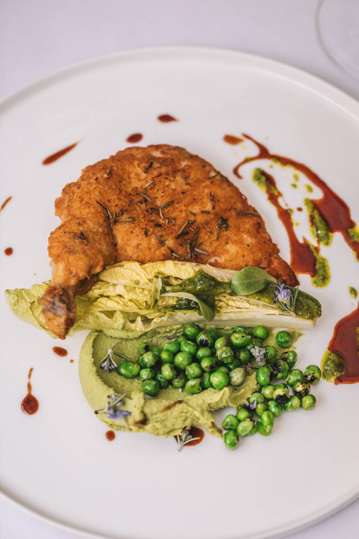 Pikata od biserke, krema od graška i mente, paljeni grašak, baby salata s dresingom od mente, photo by Lili Bašić (2).jpg