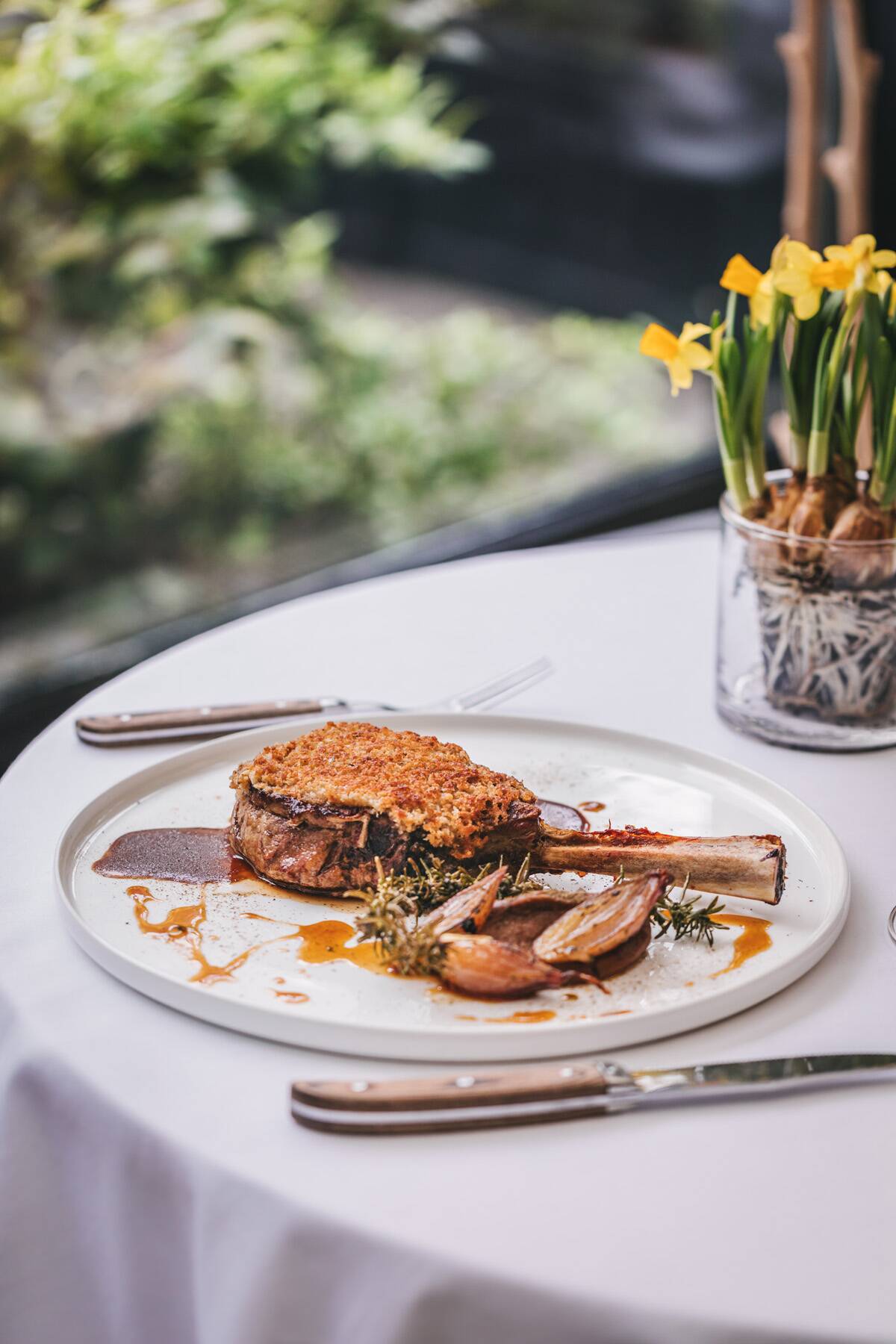 Teleći kotlet, kruna od vrganja, karamelizirana ljutika, krema od vrganja, umak od sušenih kapara, prah od peršina, photo by Lili Bašić (2).jpg