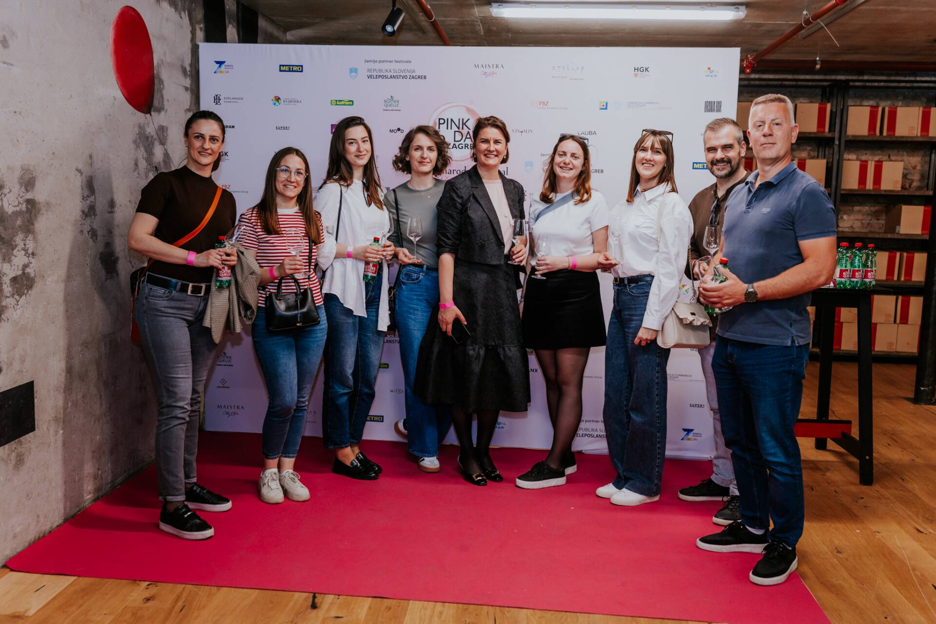 10 Jelena Šimić Valentić i učenici vinske škole.jpg