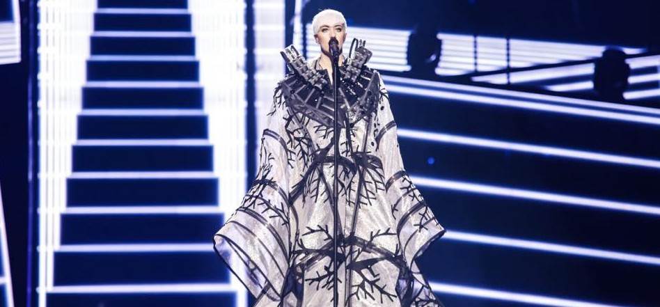 Nina Kraljić u dojmljivom plaštu zadivila na probi.jpeg