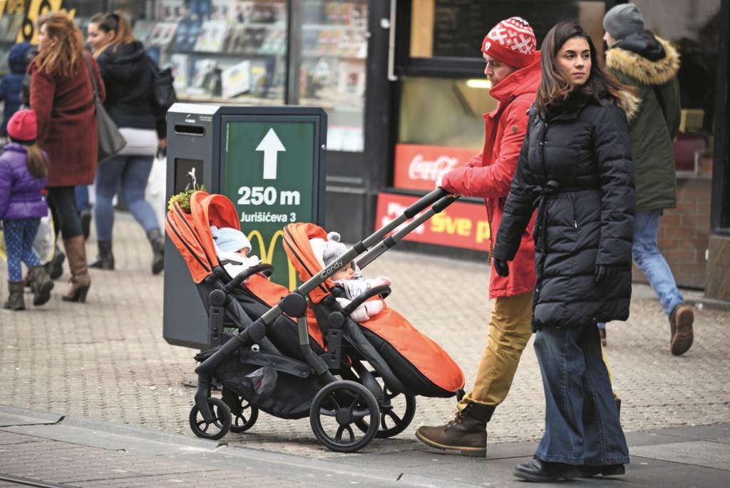 Domaća glumica sa suprugom i blizankama plijenila poglede