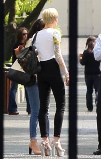 Miley Cyrus se ne skida iz srebrnih platformi 