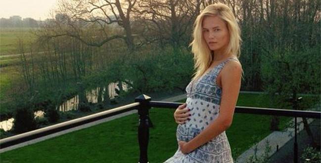 Natasha Poly na filmskom festivalu u Cannesu u potpuno prozirnoj haljini