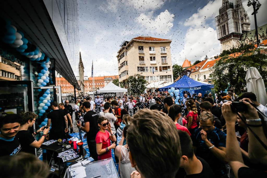 Spektakularnim doskokom padobranca otvorena nova poslovnica Polleo Sporta!