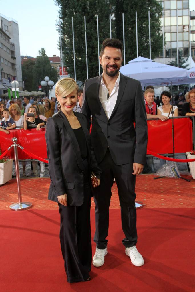 Zrinka Cvitešić zavodi hrabrim dekolteom, Danijela i Grašo osmijehom