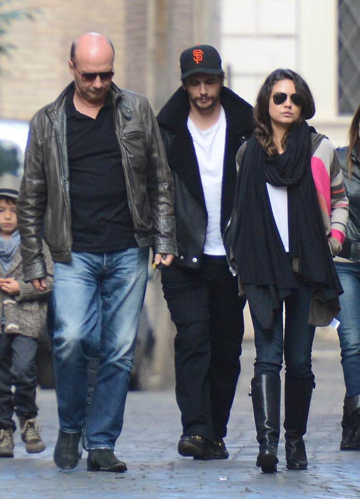 Mila Kunis bira kardigan za borbu protiv hladnoće 