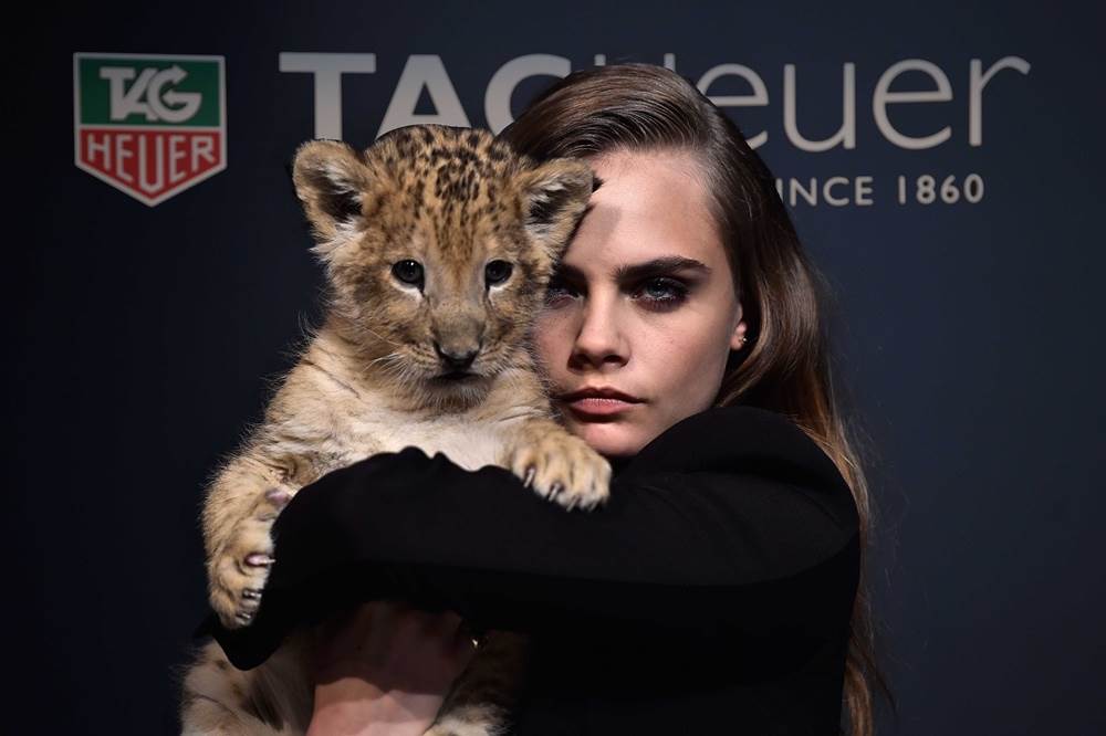 Cara Delevingne na neobičnom predstavljanju TAG Heuer šokirala sve prisutne