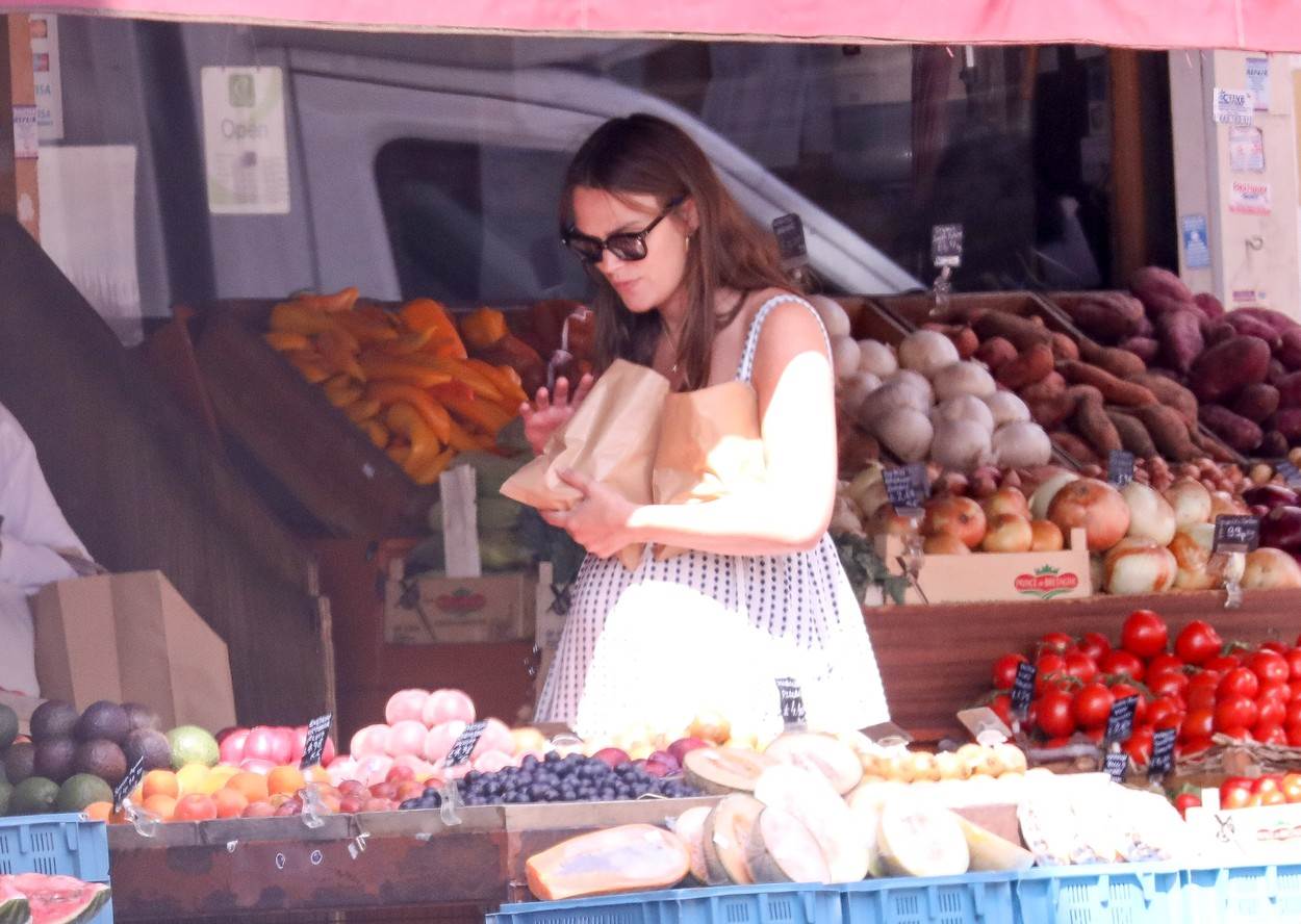 Trudna glumica u chic izdanju prošetala ulicama Londona