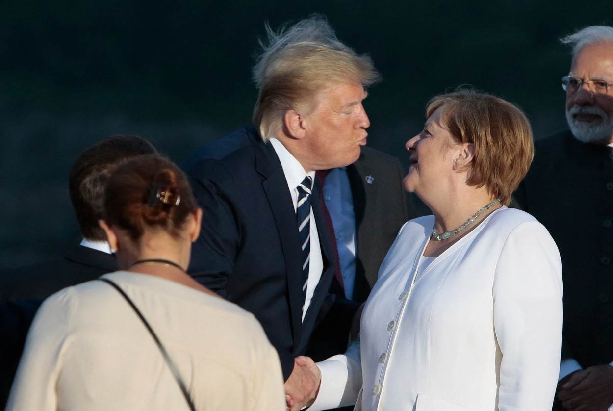 Pred očima Trumpa, Melania strastveno ljubila drugoga