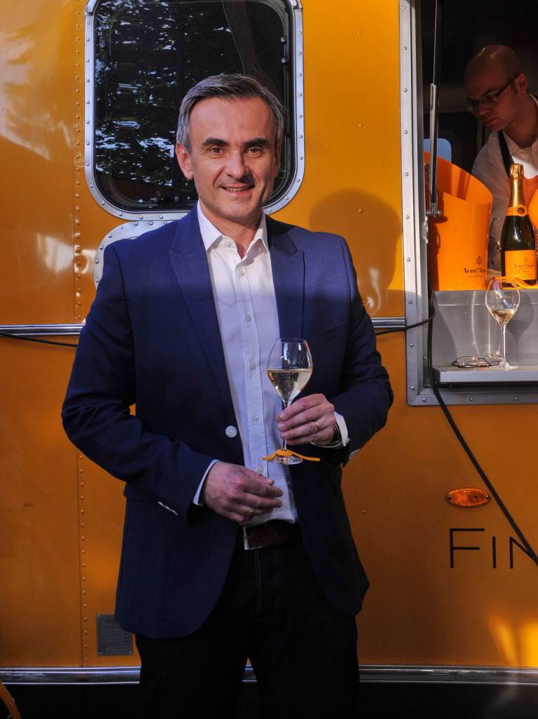 Maja Šuput u pripijenoj haljini uživala na pjenušavom partyju