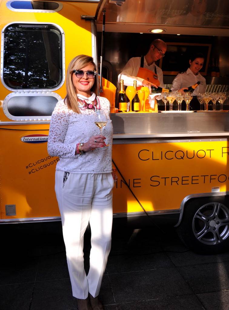 Maja Šuput u pripijenoj haljini uživala na pjenušavom partyju