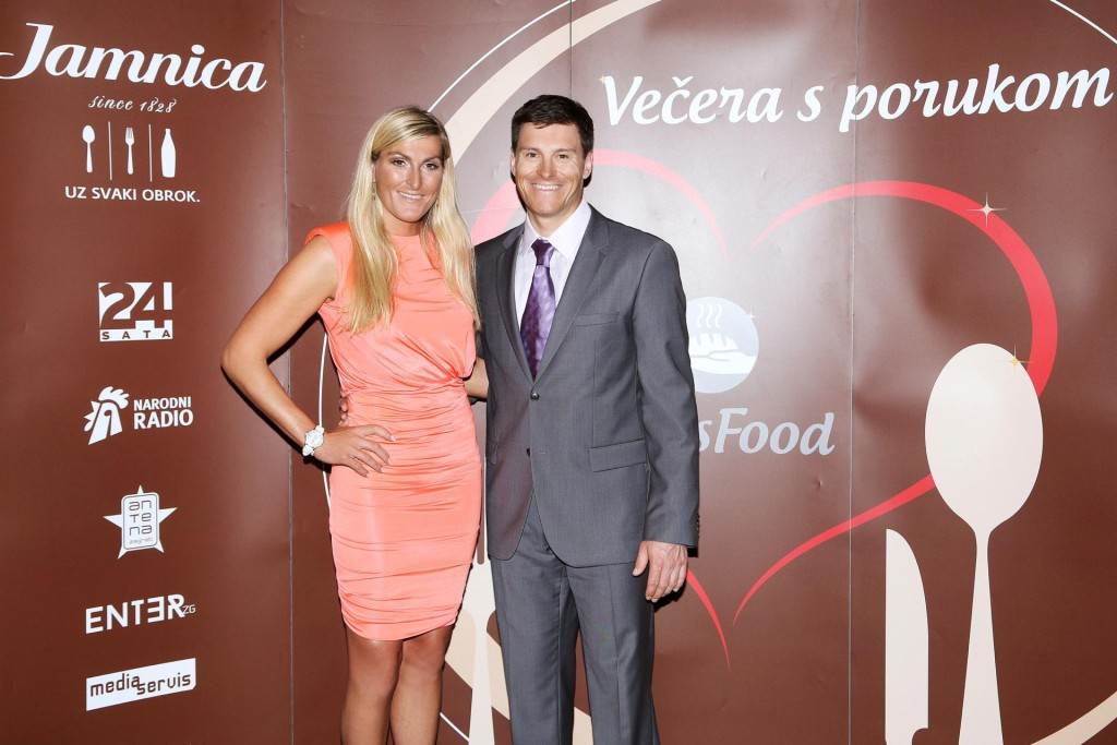 Janica zavodi seksi haljinom, a Brunina djevojka osmijehom