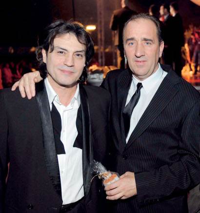 BOJA UGLJENA I NORDIJSKO-PLAVA Baterije do tri dana trajanja