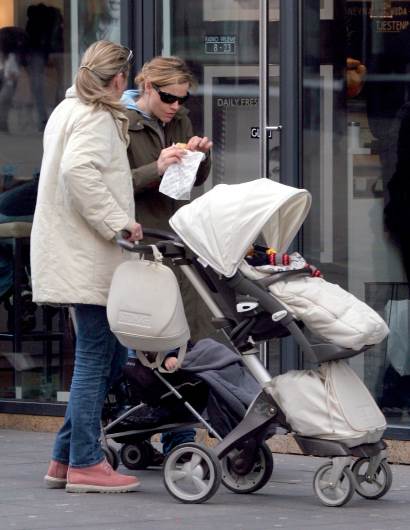 Lucija Šerbedžija u šetnji sa sinom i prijateljicom