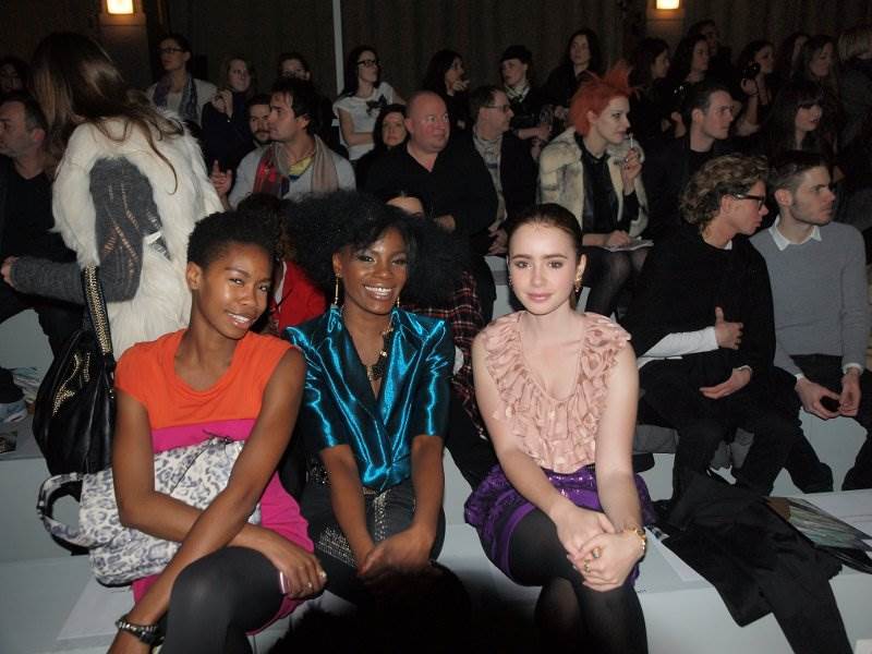 Razigrane Sienna i Twiggy zbijale šale na reviji Matthewa Williamsona