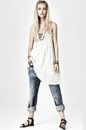 Nose se hlače ispod haljine