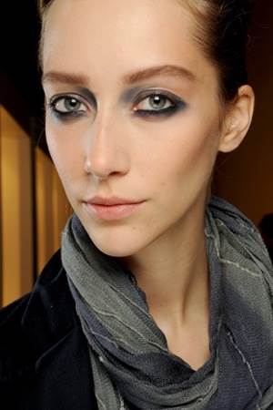 Armani plavi zadimljeni look