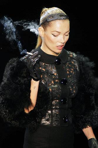 Kate Moss s cigaretom za Vuitton