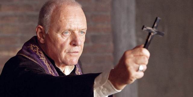 Anthony Hopkins gostima hotela zasvirao klavir