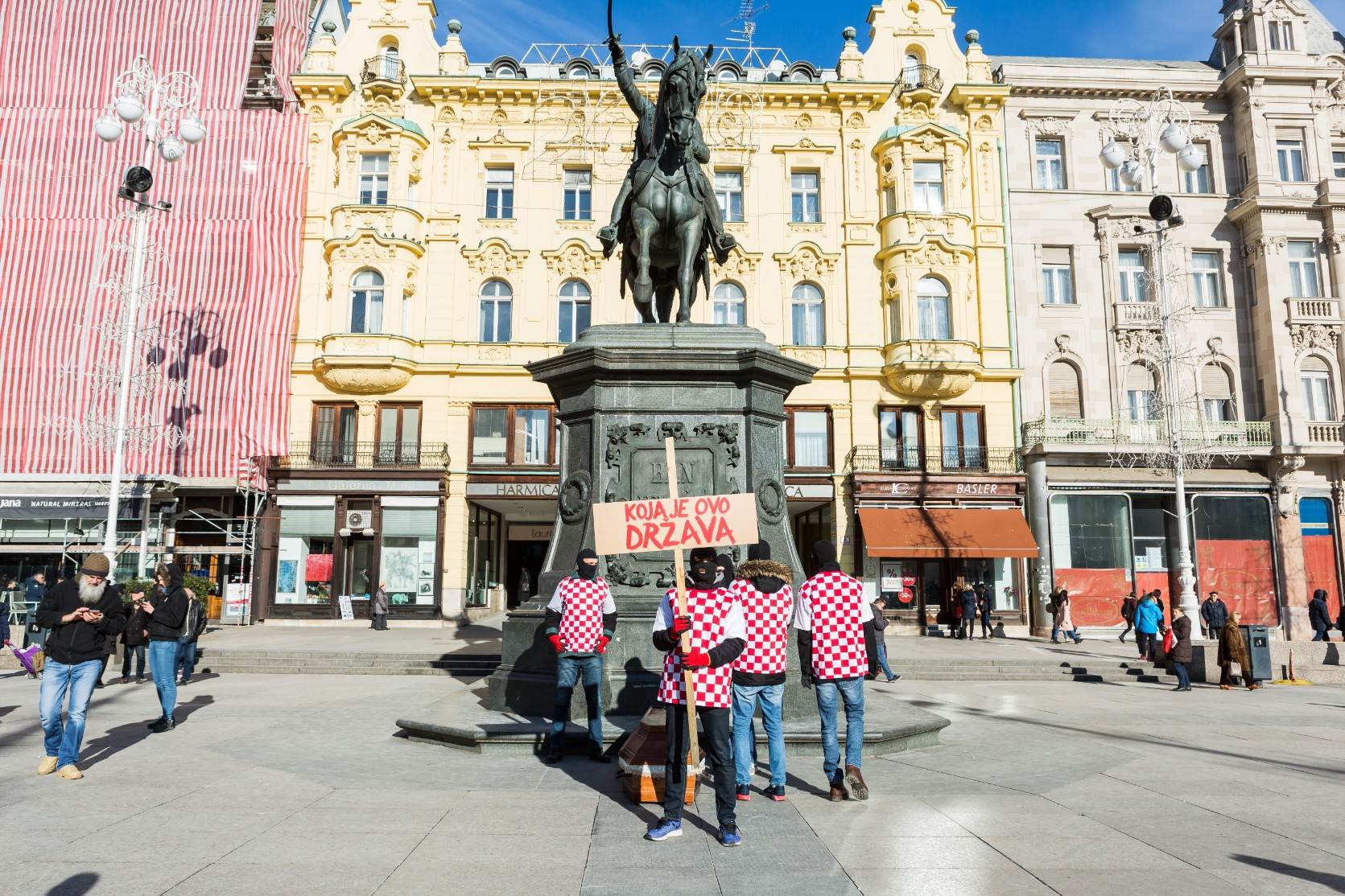 „Koja je ovo država?!“ – središtem Zagreba hodali s lijesom