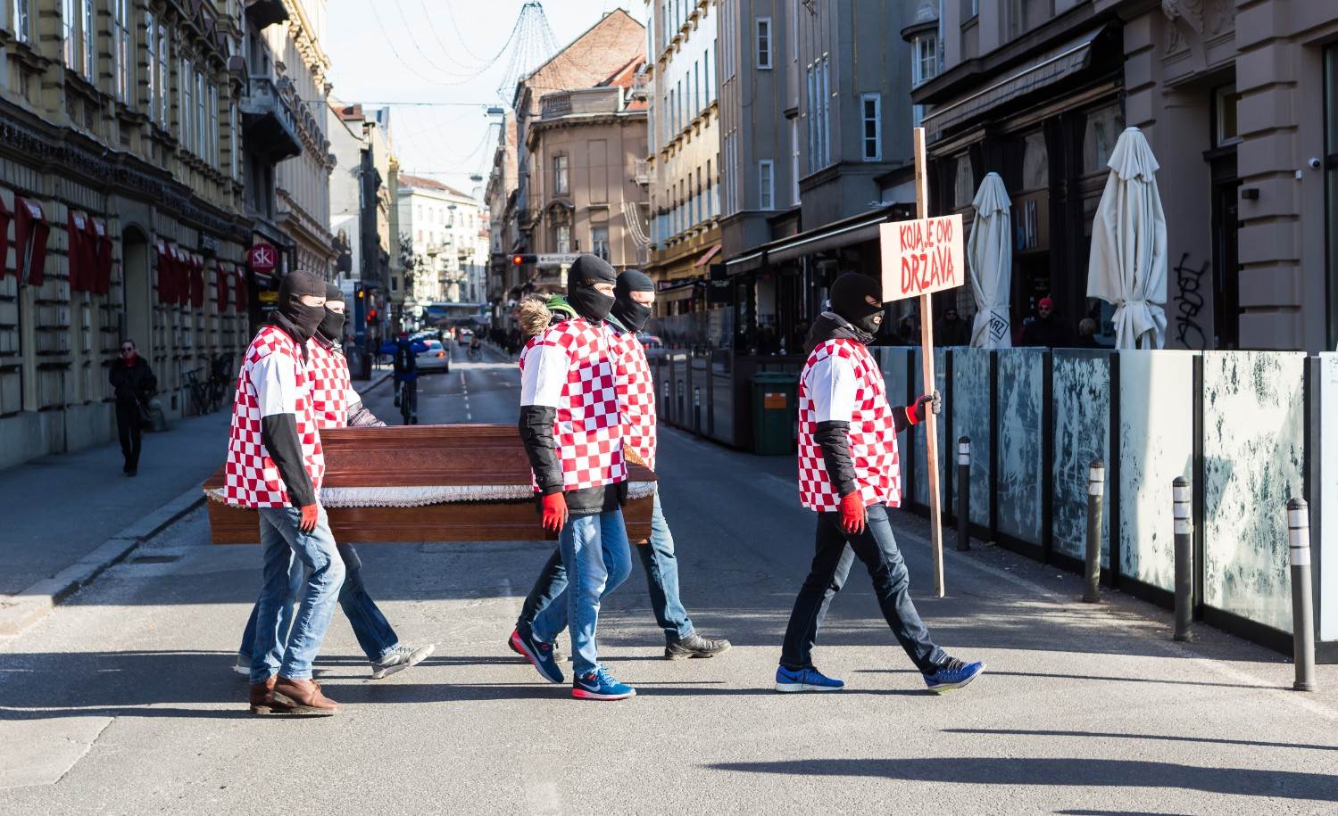 „Koja je ovo država?!“ – središtem Zagreba hodali s lijesom