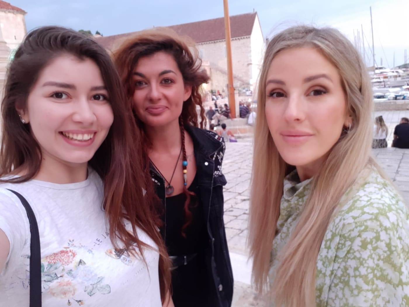 EKSKLUZIVNO Ellie Goulding sa suprugom stigla na Hvar