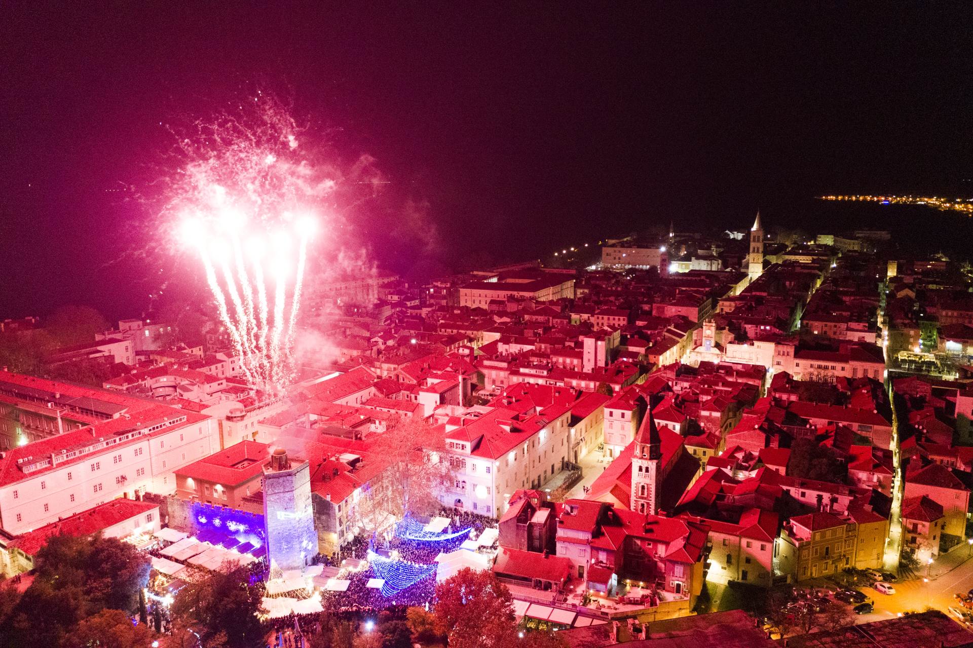 Najmanje 12.000 ljudi na premijernoj fešti, adventski trgovi puni