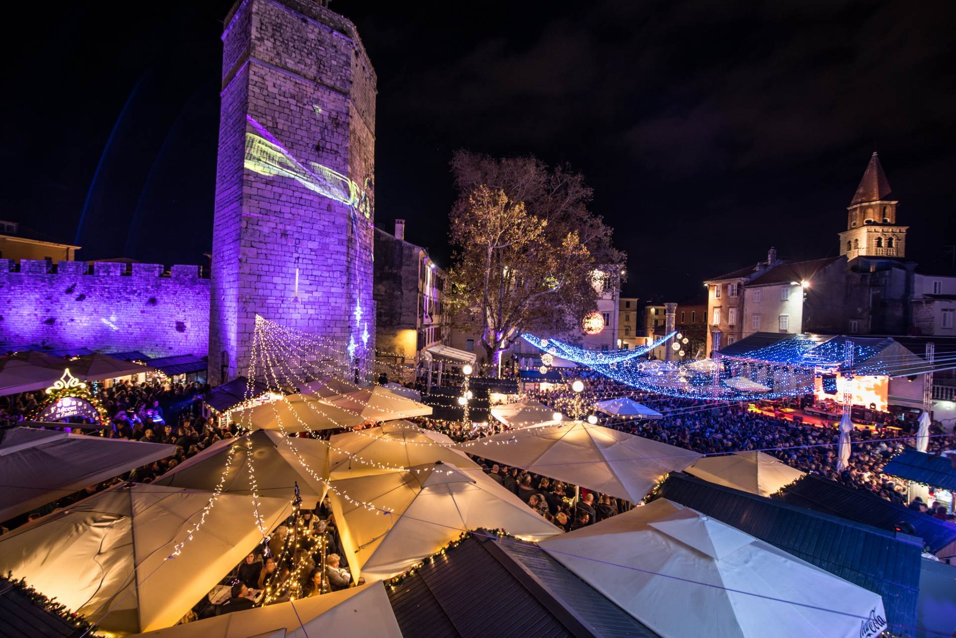 Najmanje 12.000 ljudi na premijernoj fešti, adventski trgovi puni