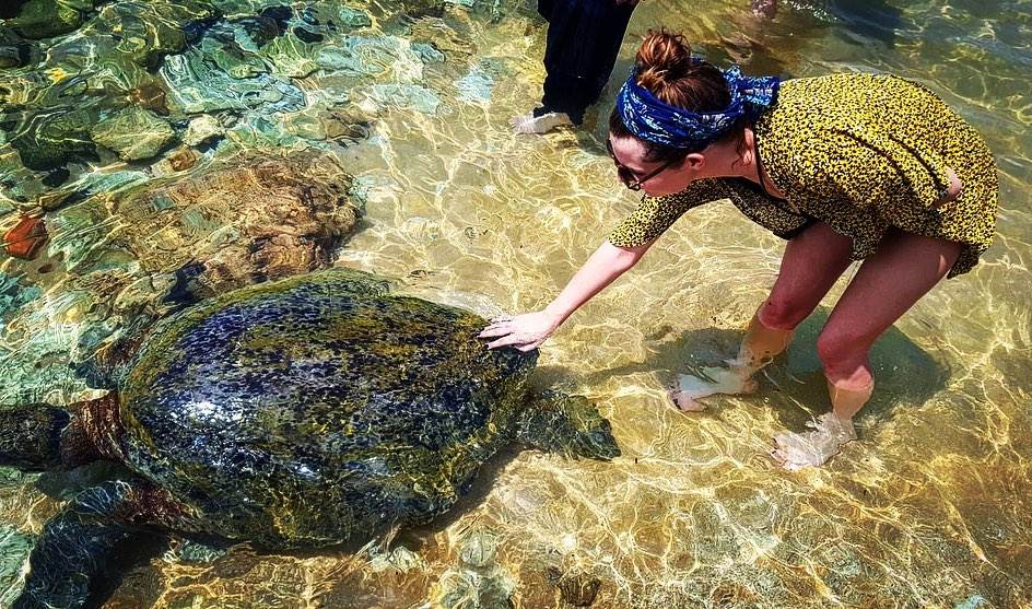 Domaća glumica s dečkom uživa na plaži Šri Lanke