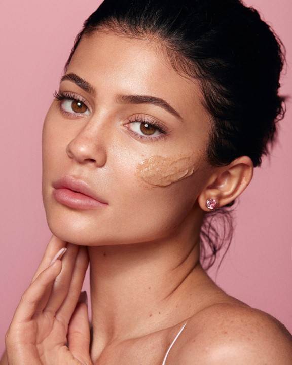 Poznat nam je datum dolaska 'Kylie skin by Kylie Jenner' kozmetike!