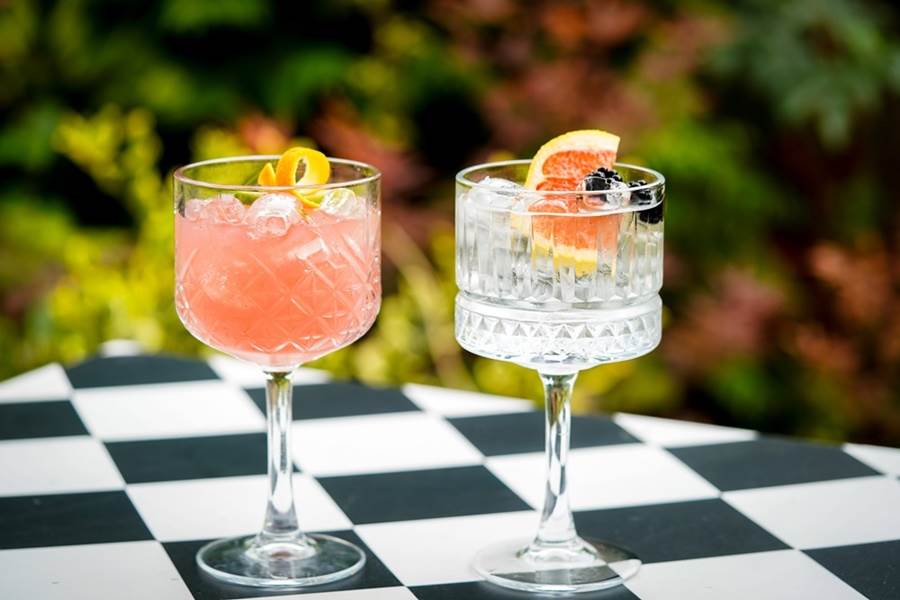 HUGO'S BAR Savršeno mjesto za započeti dan i provesti nezaboravnu večer