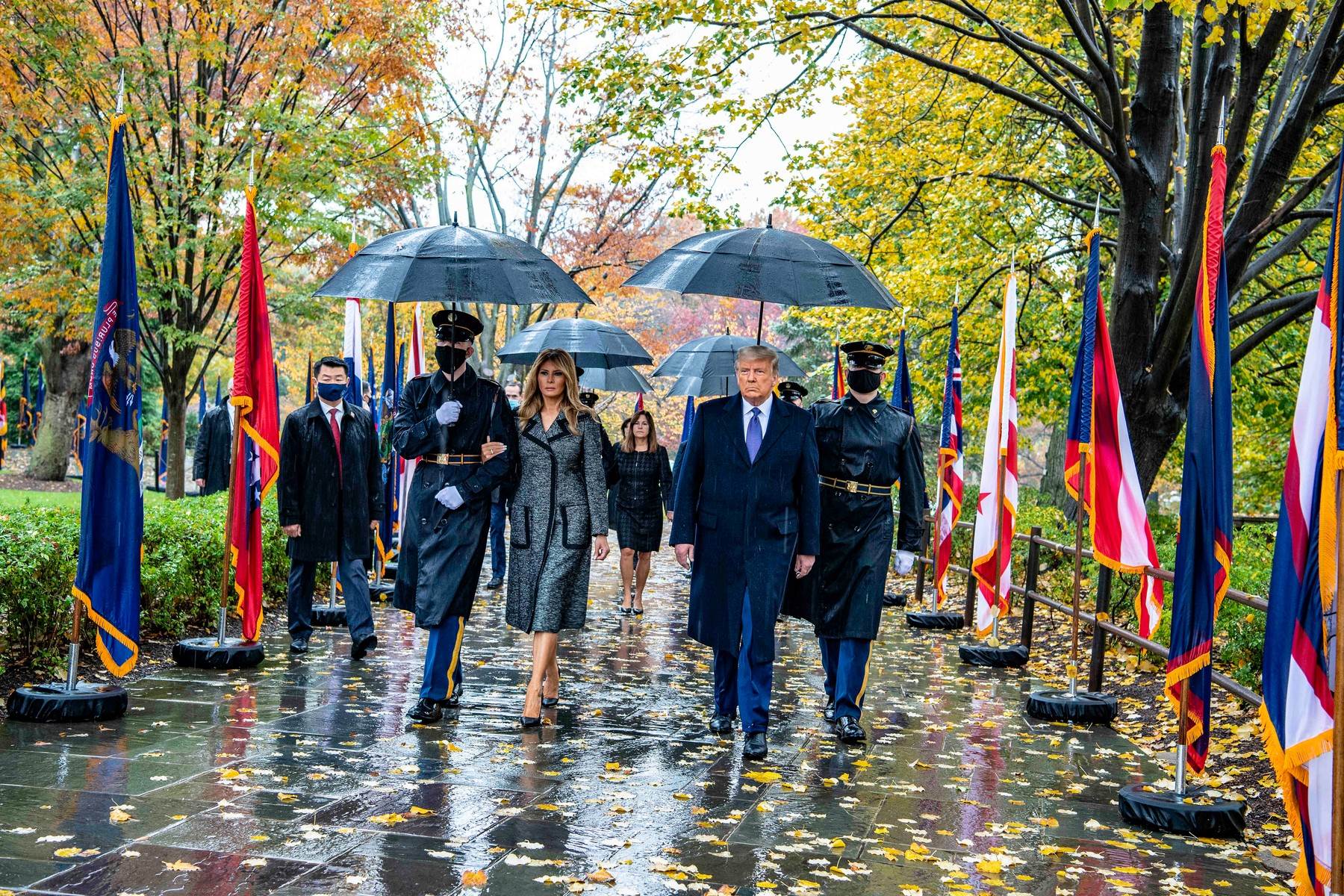 PRVI PUT U JAVNOSTI OD IZBORA Lica Donalda i Melanije govore sve