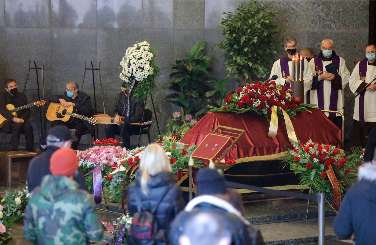 Obitelj, prijatelji i obožavatelji se u suzama oprostili od Kiće Slabinca